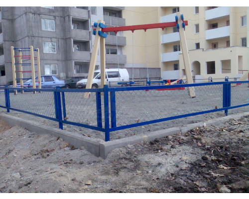 Огорожа металева зі стійками (сітка рябиця 50 х 50мм , стовб 40*25) - фото 2 Огорожа металева зі стійками (сітка рябиця 50 х 50мм , стовб 40*25) - фото 2